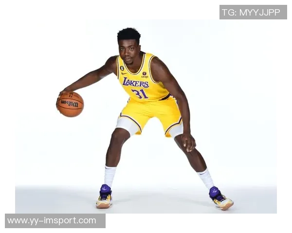 托马斯布莱恩特高效表现8投6中三分球全中贡献15分7篮板2盖帽