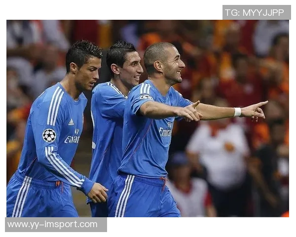 本泽马心目中的最佳足球阵容揭晓大罗C罗梅西领衔锋线小罗齐达内入选