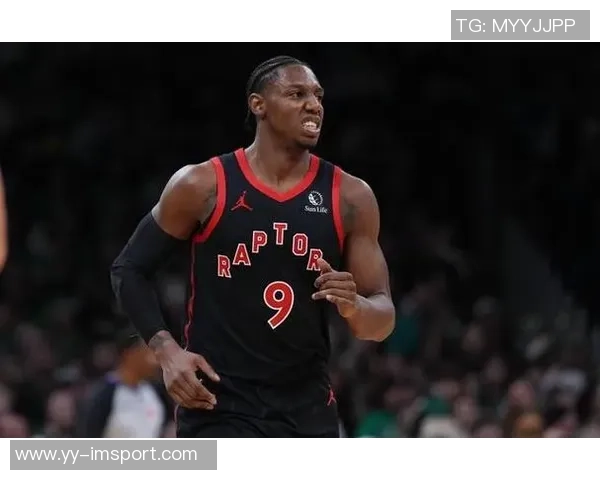 爱德华兹首节表现抢眼9投4中砍下12分并贡献前场板与防守数据